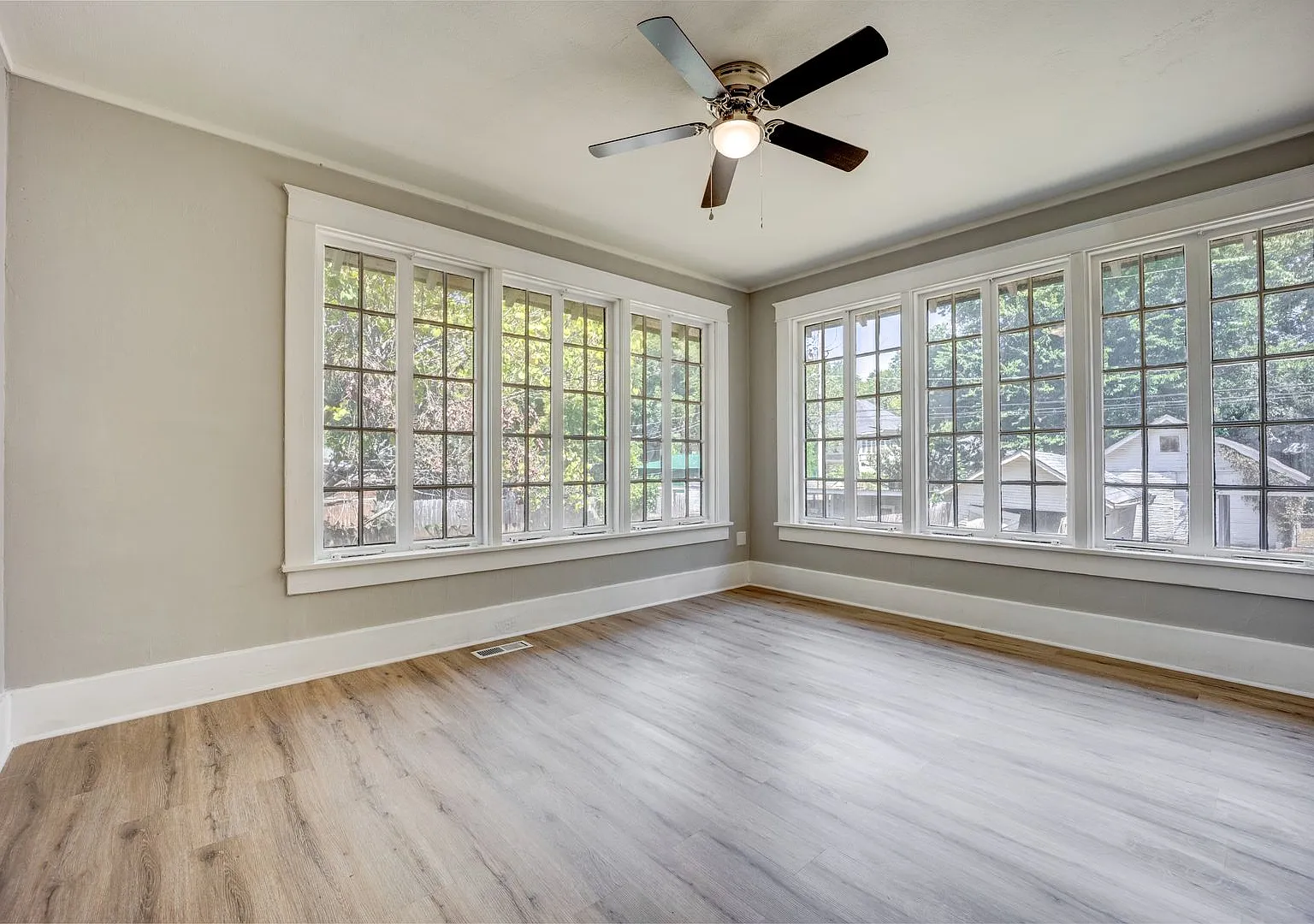 Free Month Rent! Freshly Updated 3 Bedroom House — Photo 2