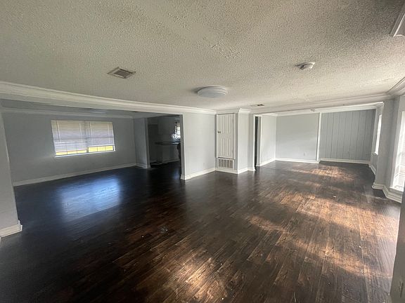 4th image of 4831 Community Ave