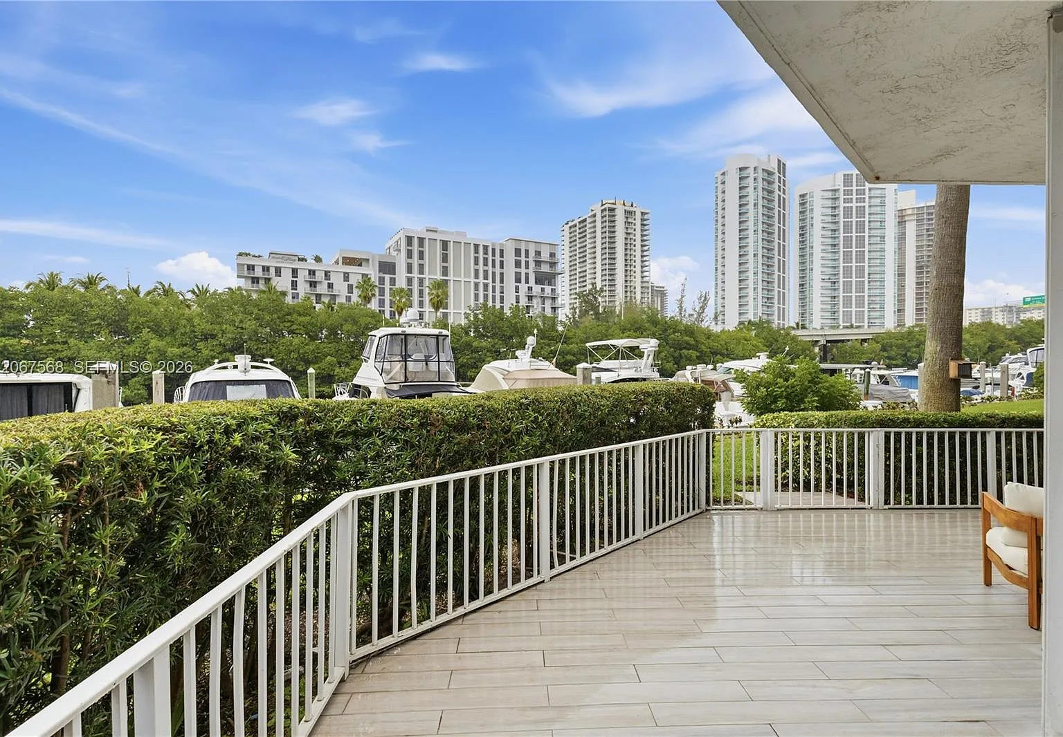 Mystic Pointe Tower 400 C — Photo 1