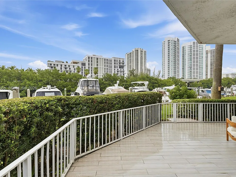 3500 Mystic Pointe Dr #104