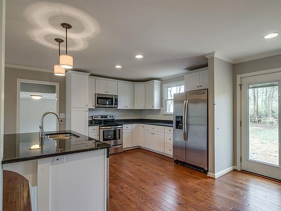 3rd image of 807 Ronald Dr