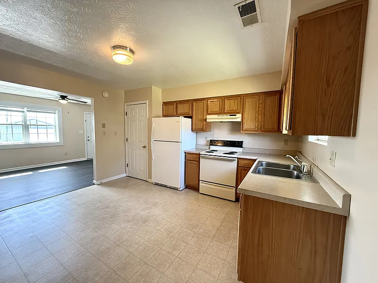 770 Deerfield Ln — Photo 6