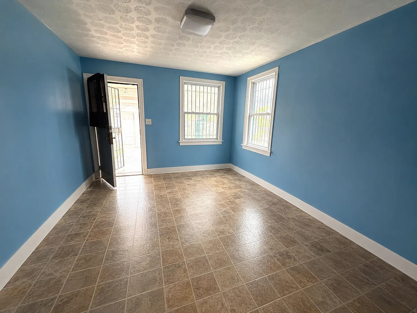 3 bed, 1084 sqft, $1,325 — Photo 2