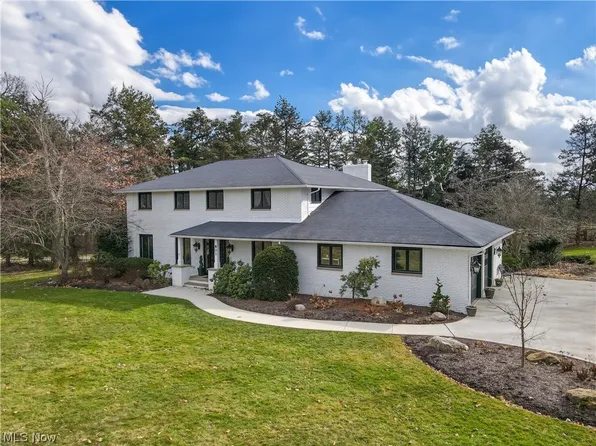801 Sun Ridge Ln, Chagrin Falls, OH 44022