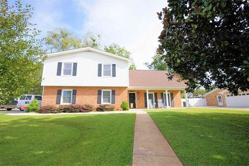 5 bed, 2.5 bath, 2317 sqft, $2,495 — Photo 1