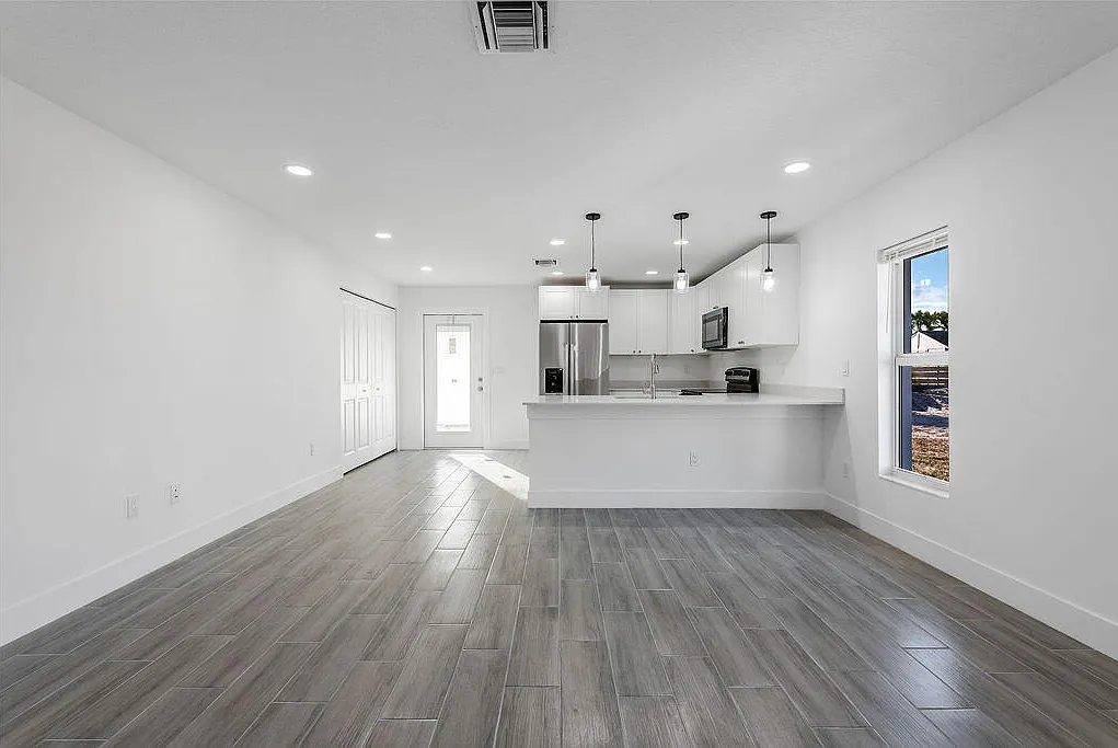 3 bed, 2.0 bath, 1167 sqft, $2,500 — Photo 3