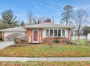 1511 Ravenswood Dr, Lansing, MI 48917