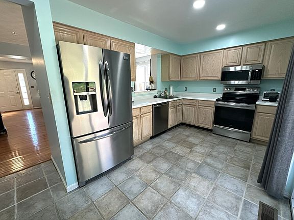 5th image of 850 Medinah Cir