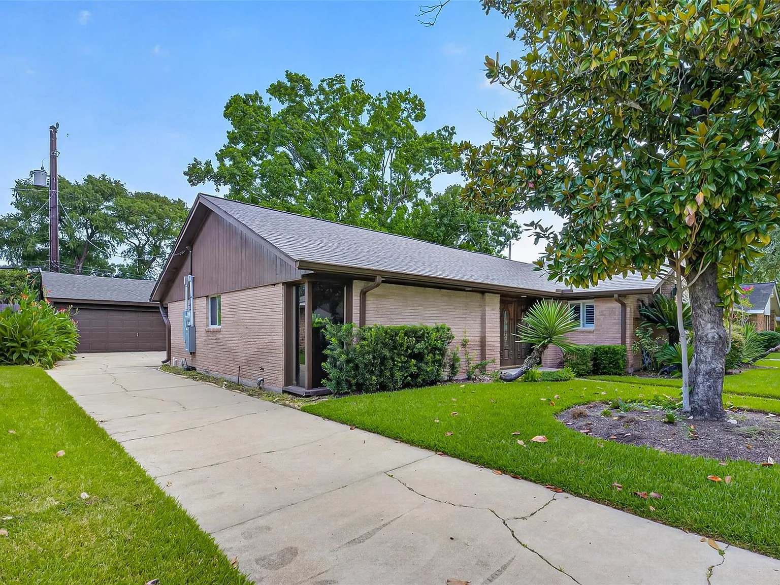 4 bed, 2.5 bath, 2338 sqft, $3,200 — Photo 3