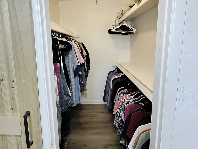 824 W 9th St — Photo 16
