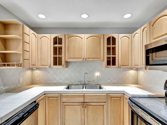 4th image of 1516 S Lakeside Drive #314