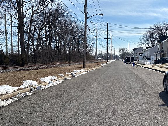 4th image of 1112 Station Ave