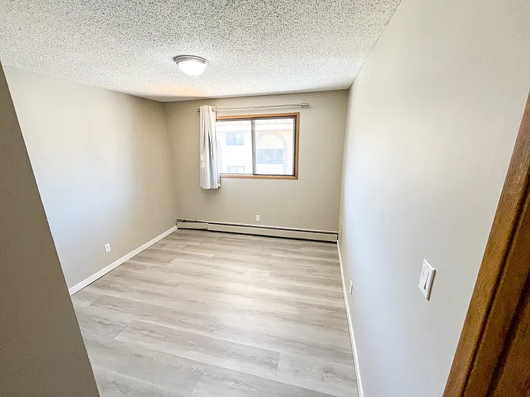 906 Duchess St — Photo 16