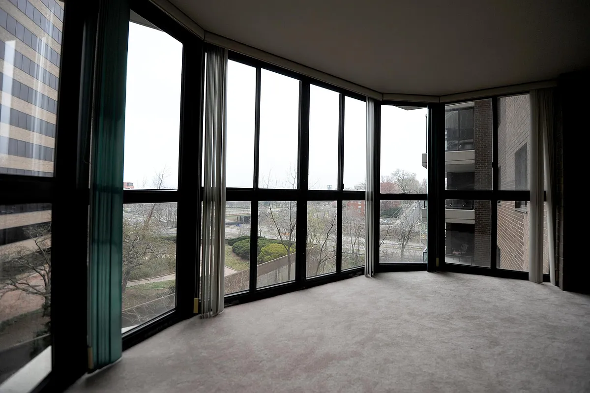 Building Photo - 1600 N Oak St #309