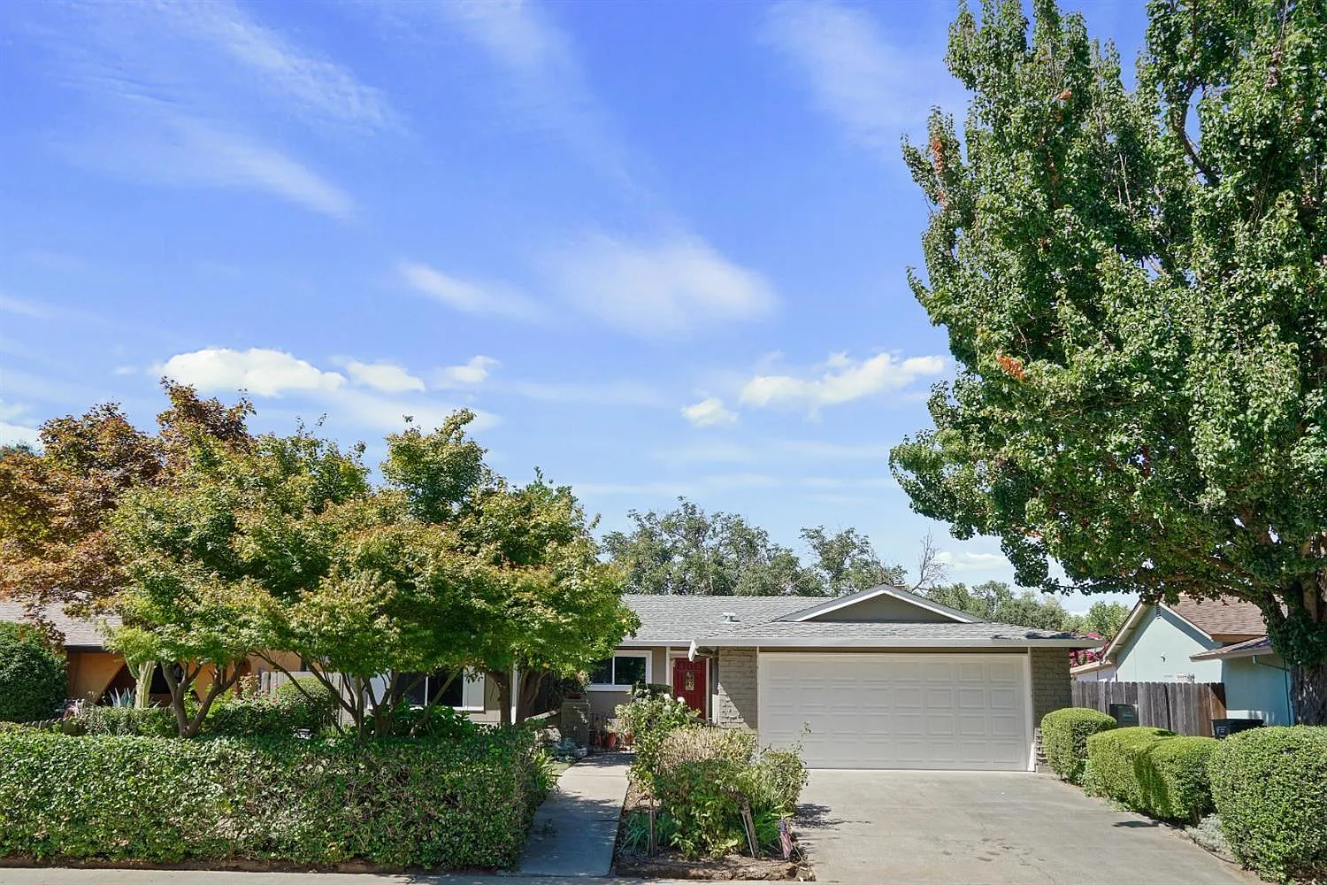 137 Waterglen Cir photo 1