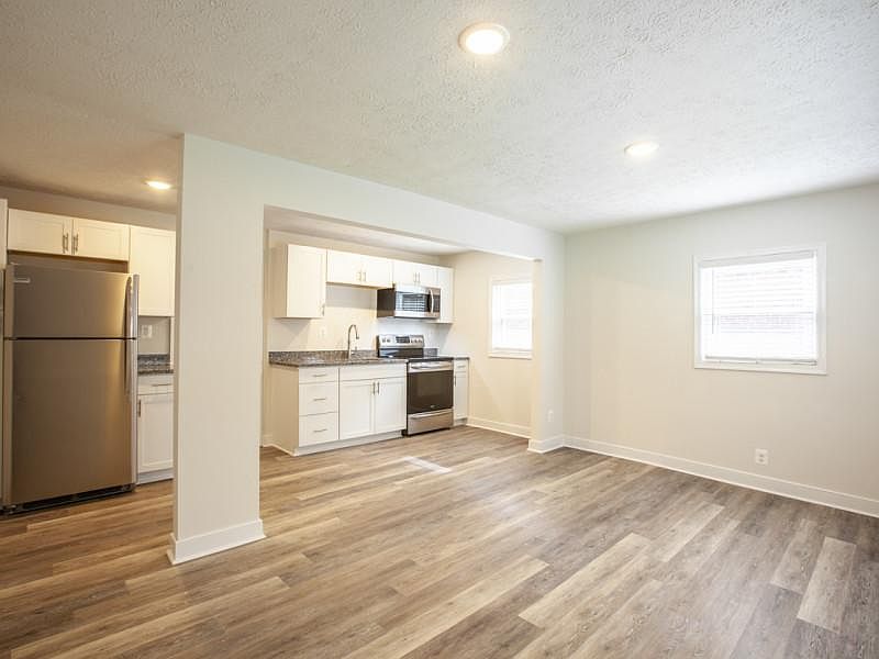 Spacious open floor plan - family room view into kitchen