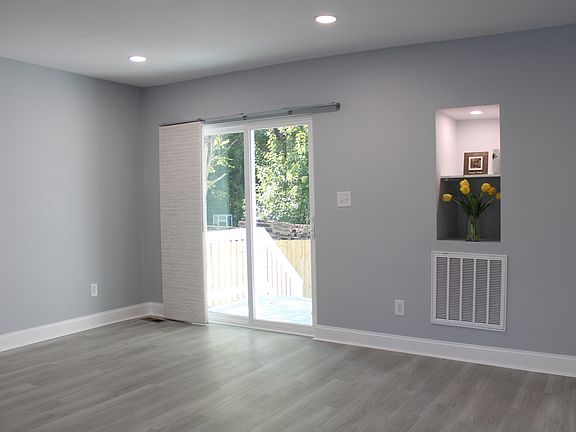 2nd image of 1208 Shaw St