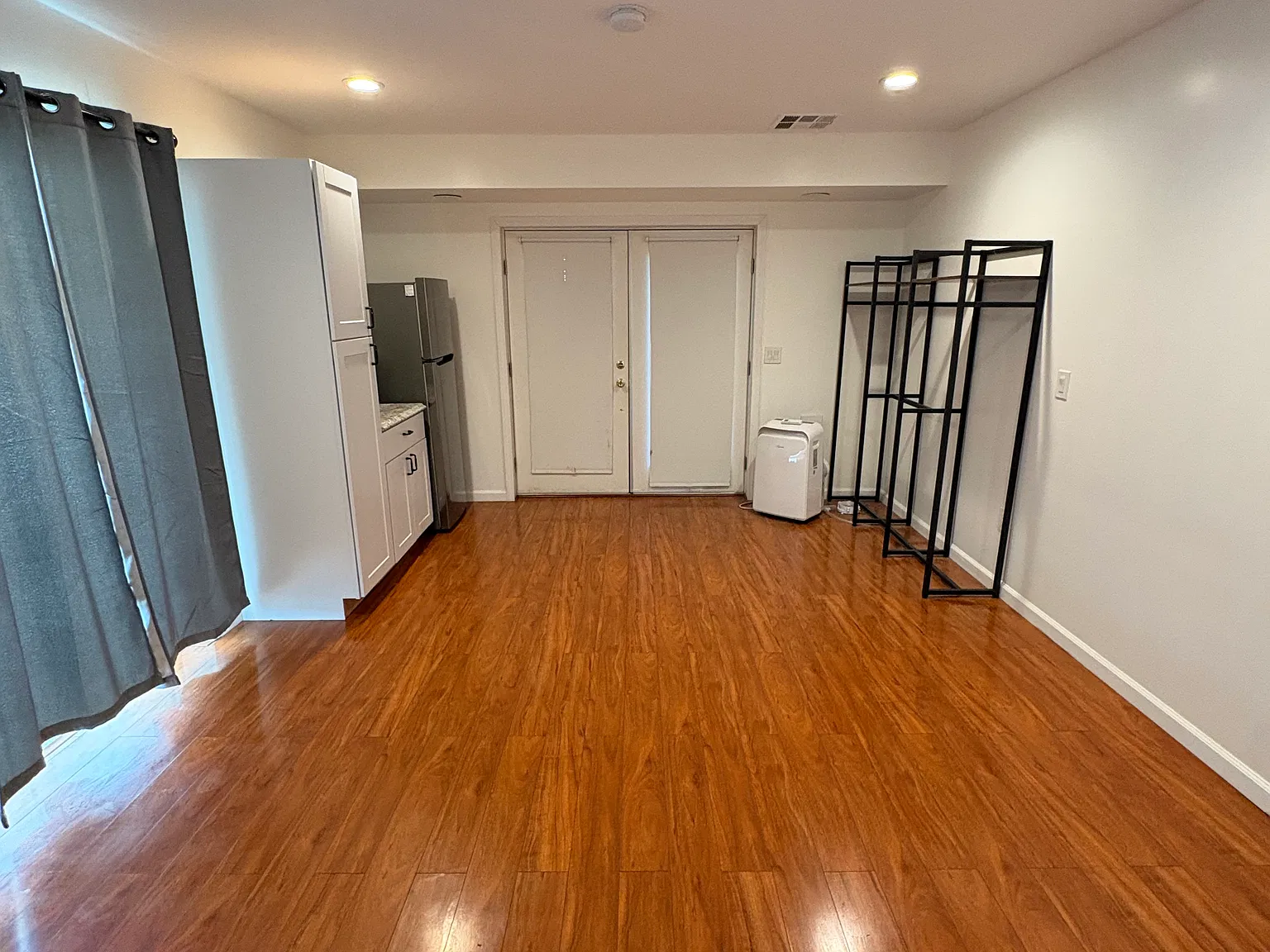 Studio, $2,000 — Photo 2