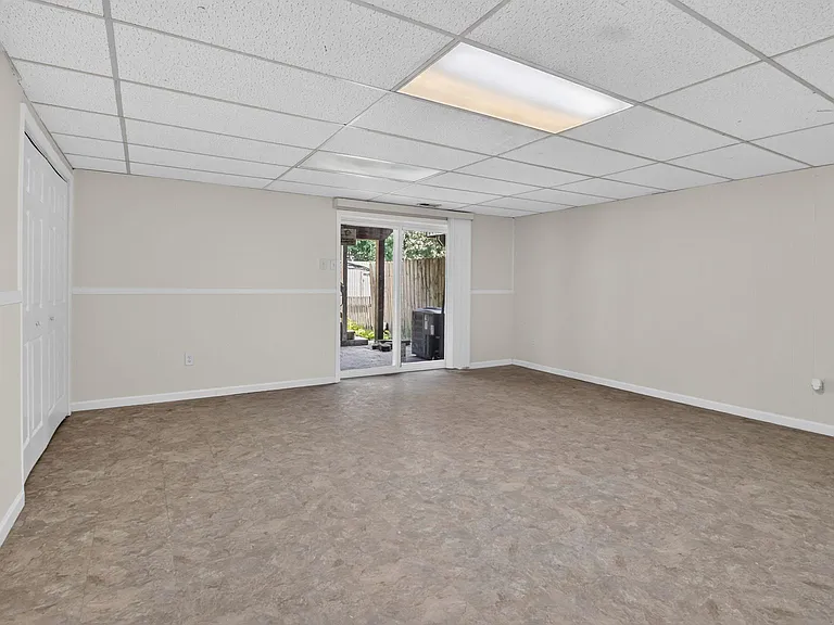 143 Bourbon Ct — Photo 3