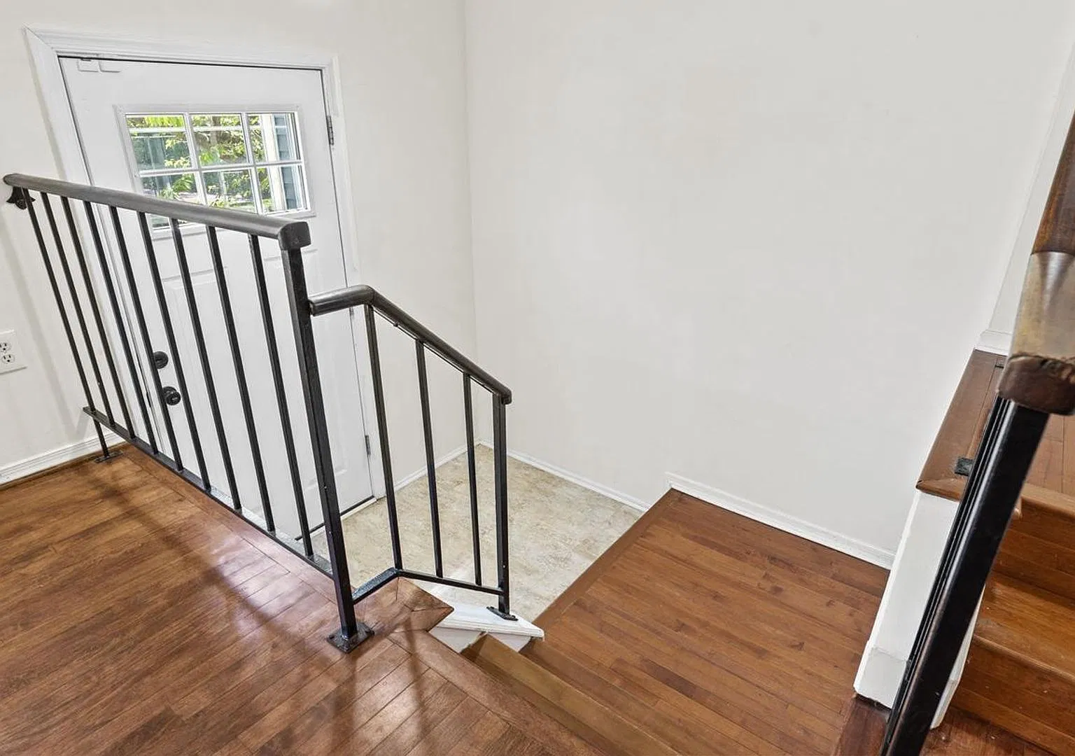 This stunning 3-bedroom, 2-bathroom interior townhome is sure to impress. — Photo 4
