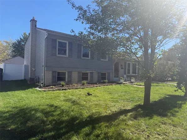 50436 Spruce Dr, Chesterfield, MI 48047