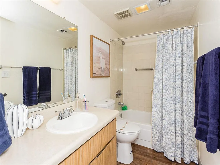 University Square Apartments — Photo 16