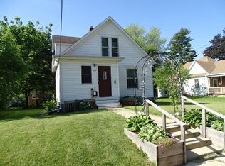 827 W Chestnut St, Freeport, IL 61032