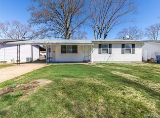 935 Kingsbrook Ln, Florissant, MO 63031