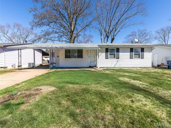935 Kingsbrook Ln, Florissant, MO 63031