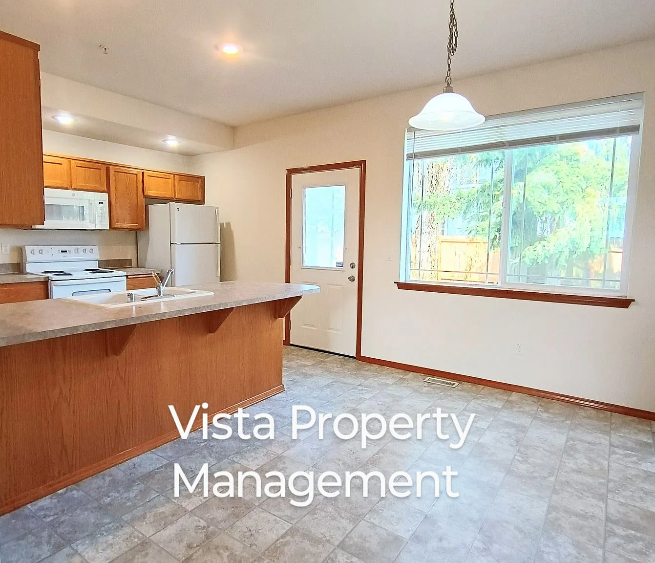 2 Bedroom 2.5 bath BIG Townhouse with garage - minutes from JBLM East Gate — Photo 3