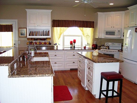 Features Granite Countertops, Roll Out Drawers, &amp; Hard Wood Flooring