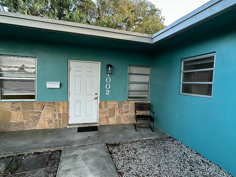 1002 SW 28th St — Photo 2