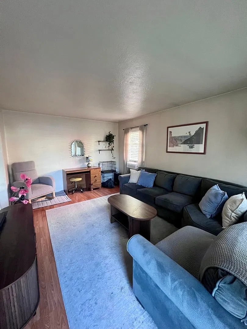 Charming 2 Bedroom Cottage Style Duplex in Medford — Photo 2