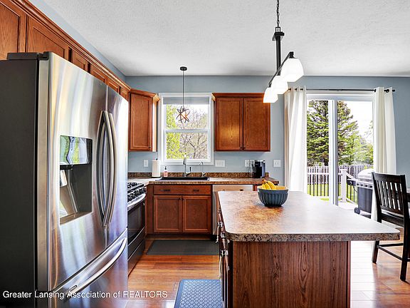 4th image of 1083 Oakwood Dr