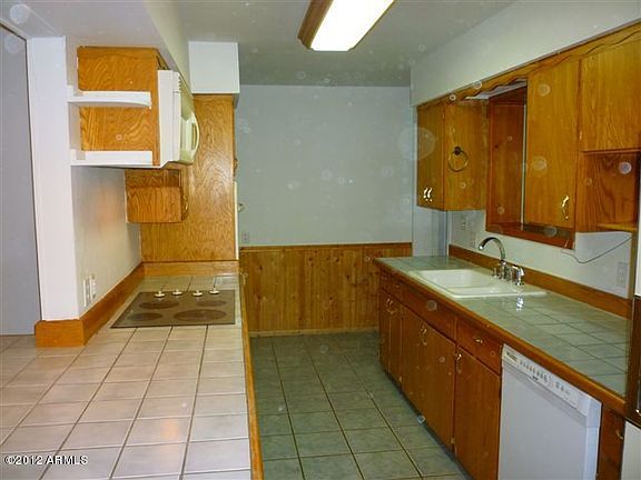 5th image of 1047 E 9th Dr