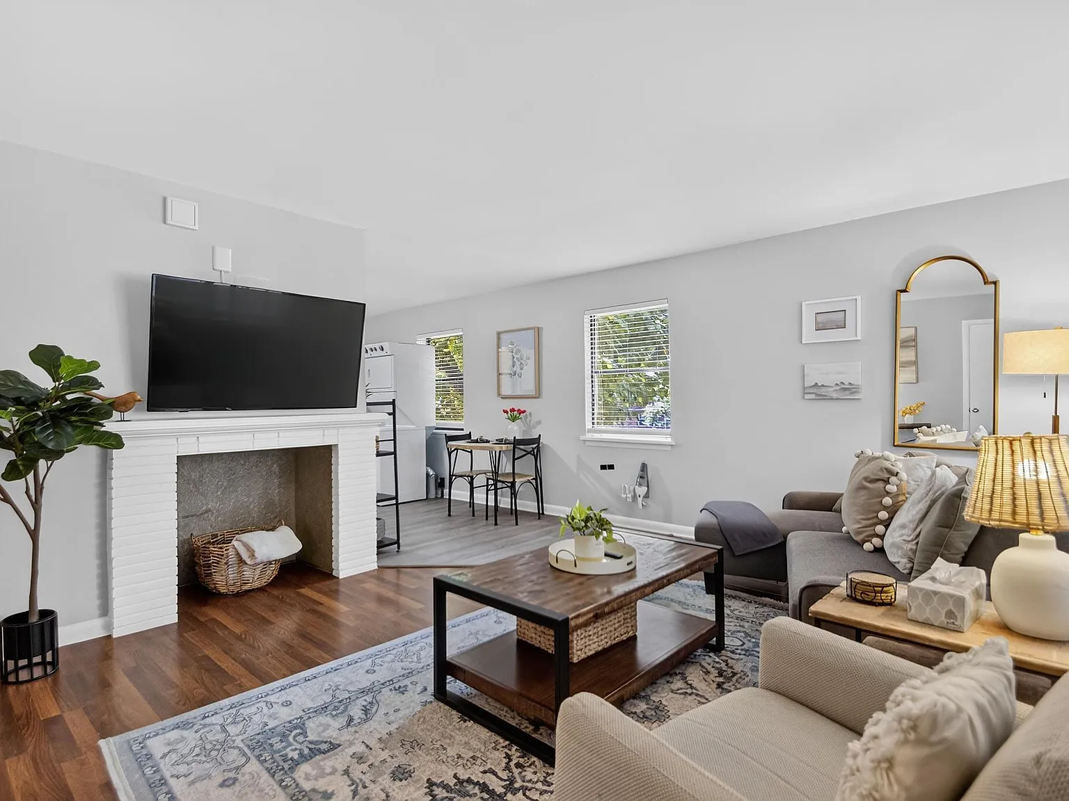 2 bed, 1.0 bath, 822 sqft, $1,150 — Photo 2