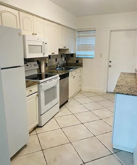 2837 NE 30th St #2 — Photo 13