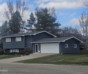 913 13th Ave SW, Jamestown, ND, 58401