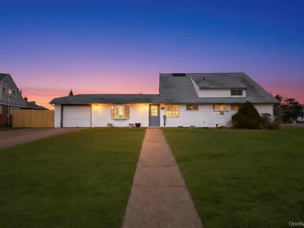 15 Autumn Lane, Hicksville, NY 11801