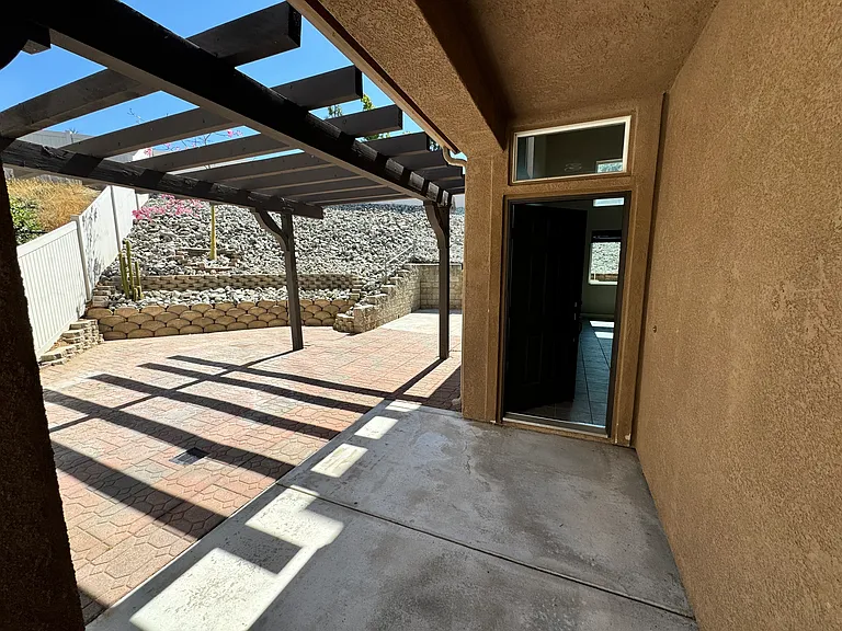 private courtyard to front door