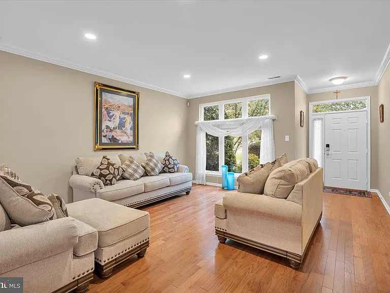 1202 Champlain Dr — Photo 4