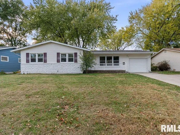 1718 Fairmeadows Dr, Bettendorf, IA 52722