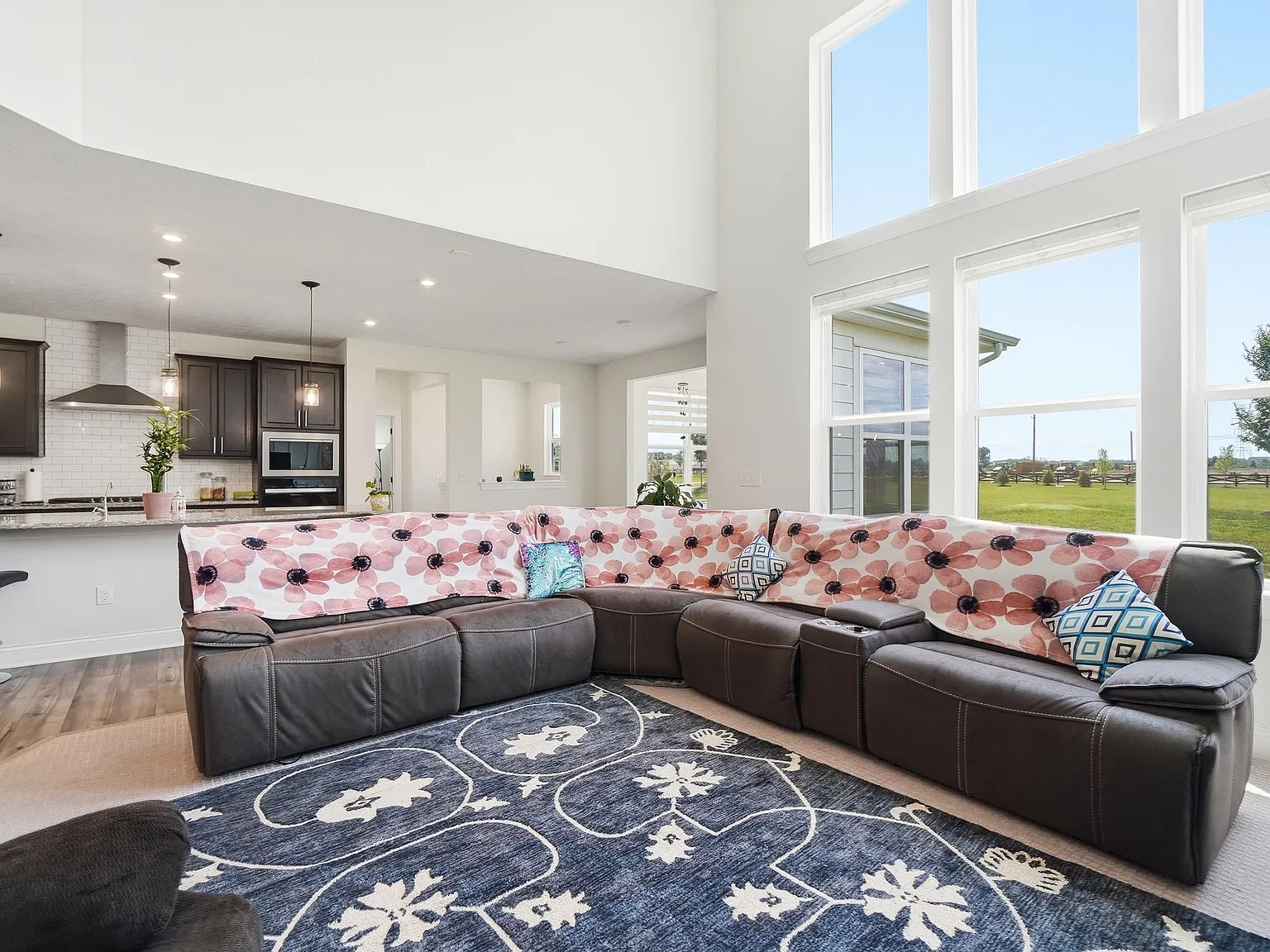5 bed, 3524 sqft, $3,999 — Photo 3