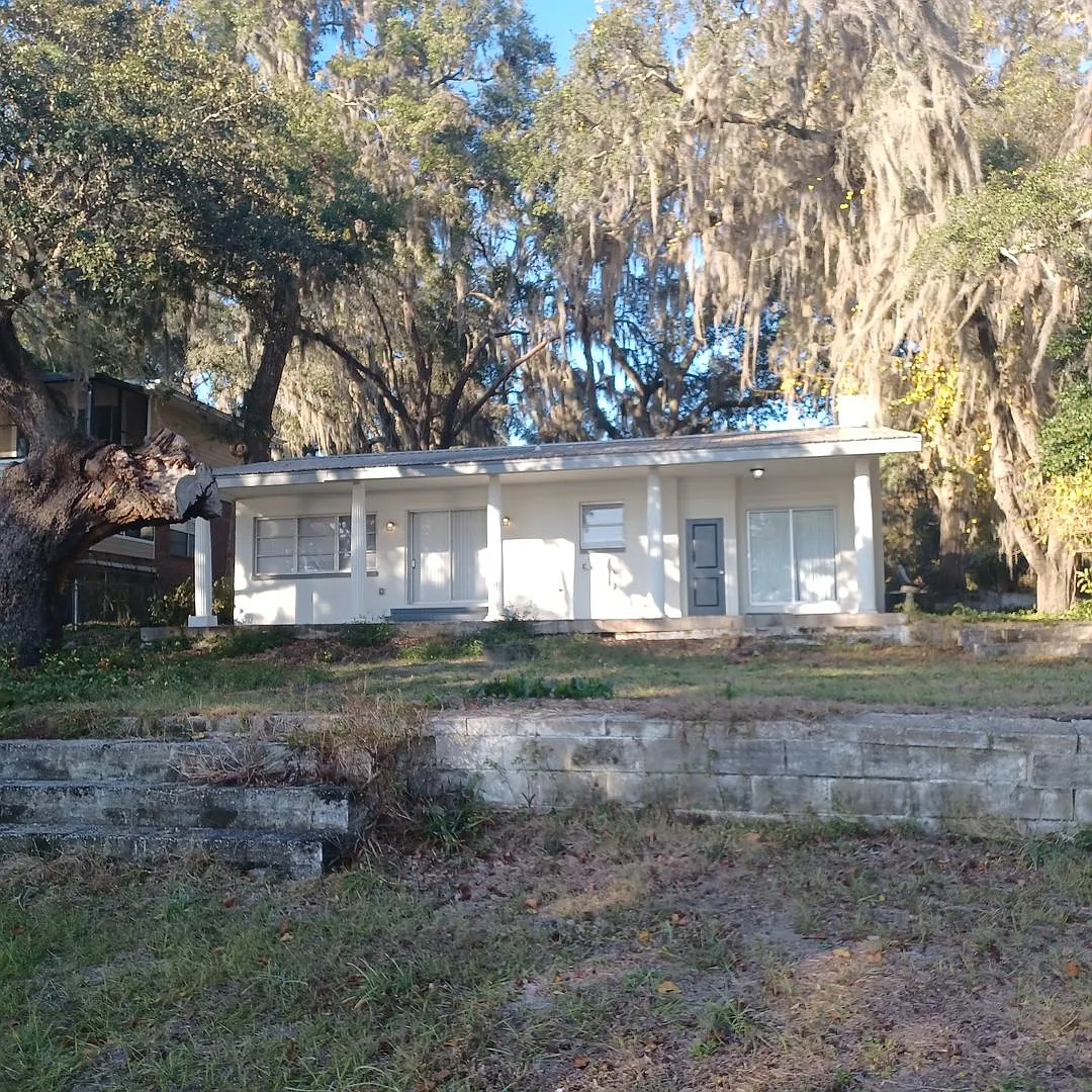 Beautiful 2 BR 1 BA Lakefront View Rental Home — Photo 1