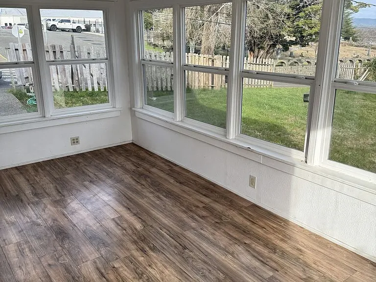 905 Ingersoll Ave — Photo 2