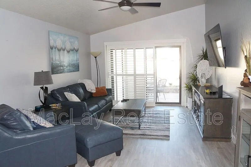 3 bed, 2.0 bath, 1447 sqft, $2,295 — Photo 2