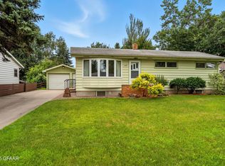 1514 S 15th St, Grand Forks, ND 58201