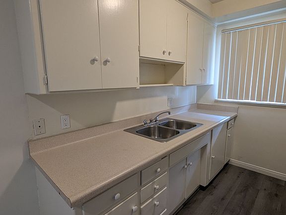 3rd image of 250 N Oakland Ave APT 9