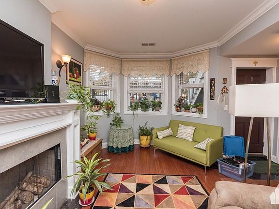 3rd image of 1216 W Oakdale Ave #B