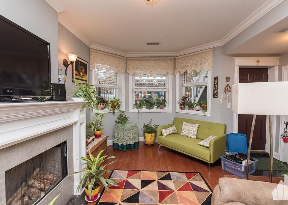 1st image of 1216 W Oakdale Ave #G